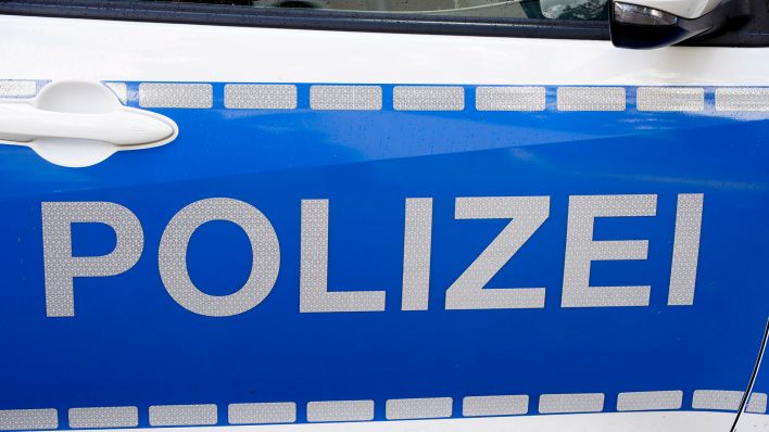 Symbolbild: Schriftzug der Polizei an Poizeifahrzeug in Berlin, aufgenommen am 27.11.2022. (Quelle: dpa/Thomas Bartilla/Geisler-Fotopres)