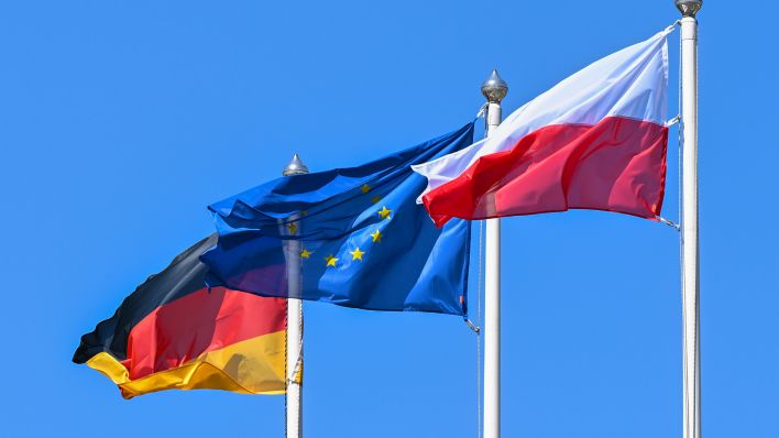Symbolbild: Die fahnen von Deutschland, der EU und Polen (Quelle: dpa/Patrick Pleul)