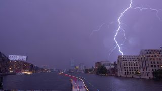 Symbolbild: Ein Blitz entlädt sich am späten Abend über der Spree (Quelle: dpa/Paul Zinken)