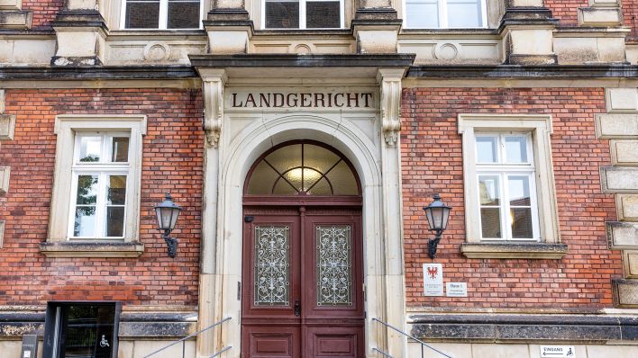 «Landgericht» steht am 23.06.2023 über dem Eingang zum Gerichtsgebäude des Landgerichts Cottbus. (Quelle: dpa/Frank Hammerschmidt)