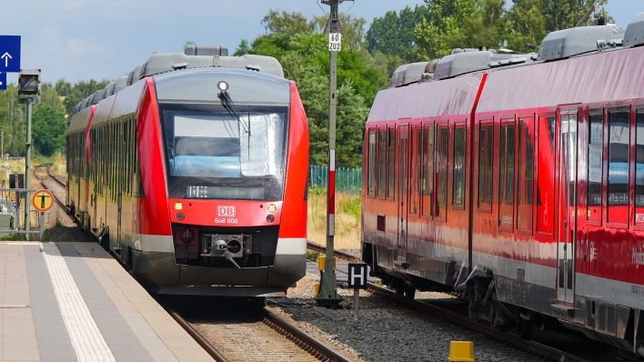 Symbolbild: Zwei Regionalzüge der DB (Quelle: dpa/Soeren Stache)