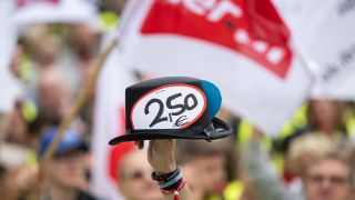 Ein Hut mit Sticker "2,50€" wird während der Kundgebung der Gewerkschaft Verdi zum neuen Tarifvertrag für Beschäftigte im Handel hochgehalten. (Quelle: dpa/Hannes P Albert)