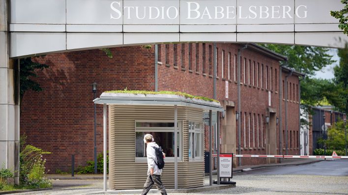 Ein Mann geht am Haupteingang zum Studio Babelsberg vorbei (Symbolbild) (Quelle: dpa/Soeren Stache)