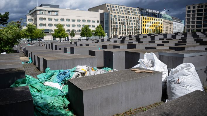 03.08.2023: Blick auf das Baumaterial am Denkmal für die ermordeten Juden Europas. (Quelle: dpa/Hannes P Albert)