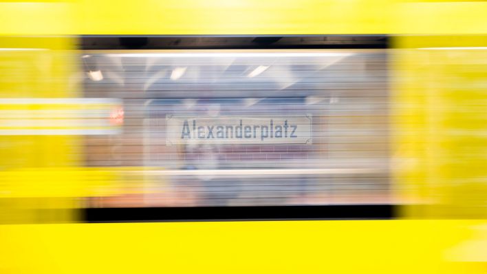 Ein Zug der Linie U2 fährt am U-Bahnhof Alexanderplatz ein (Quelle: dpa/Christoph Soeder).
