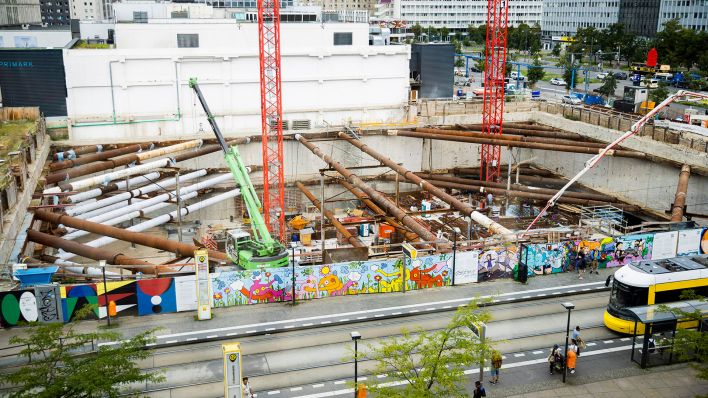 Blick auf die Baustelle des Hochhauses des Unternehmens Covivio am Alexanderplatz, welche zum Absacken der Tunnelröhre der U2 führte (Quelle: dpa/Christoph Soeder).