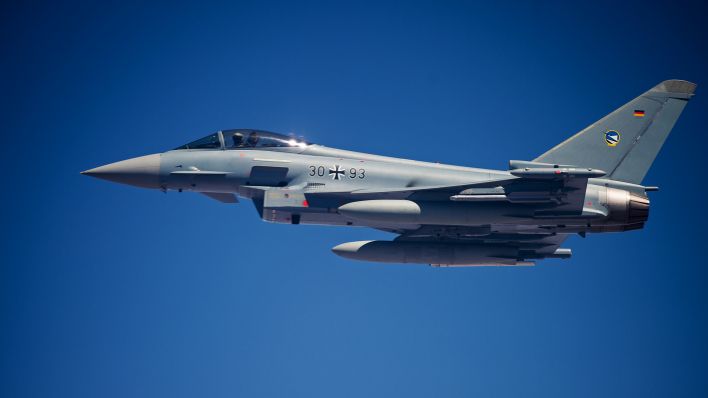 Symbolbild:Ein Eurofighter Typhoon der deutschen Luftwaffe fliegt bei einer Übung.(Quelle:picture alliance/AAP/A.Bunch)