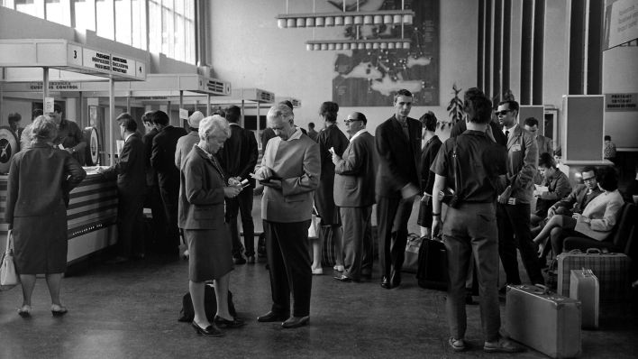 Archivbild:Passagiere im Raum der Passabfertigung auf dem Zentralflughafen Berlin-Schönefeld in Ost-Berlin im Juni 1964 vor ihrem Abflug nach Sofia in Bulgarien.(Quelle:dpa-Zentralbild/ZB Krüger)