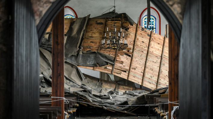 Im Kirchenschiff ist die Decke eingestürzt (Quelle: DPA/Jens Kalaene)