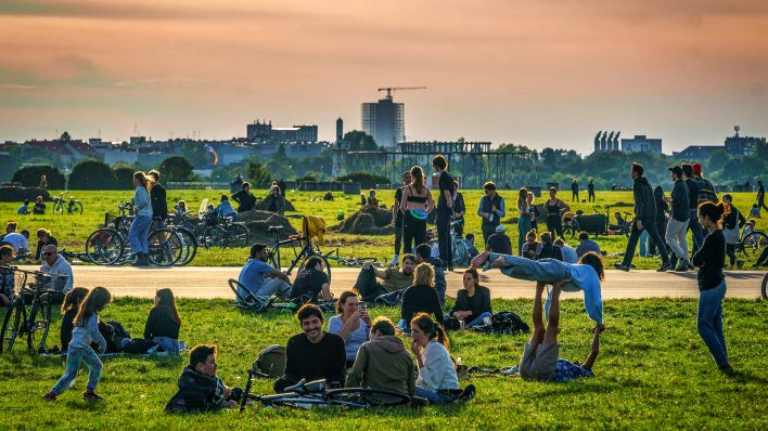 Symbolbild:Viele Menschen halten sich auf dem Tempelhofer Feld auf.(Quelle:picture alliance/Global Travel Images)