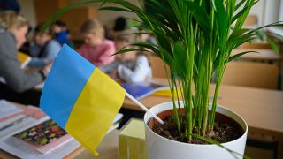Symbolbild:Grundschüler aus der Ukraine sitzen in der für ukrainische Kinder eröffneten Schule in einem Klassenzimmer.(Quelle:dpa/R.Michael)
