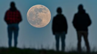 Archivbild:Menschen stehen auf einem Hügel und beobachten den aufgehenden Mond am 26.04.2021.(Quelle:dpa-Zentralbild/P.Pleul)