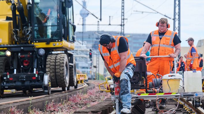 Symbolbild: Gleisbauarbeiten in Berlin. (Quelle: dpa/A. Riedl)