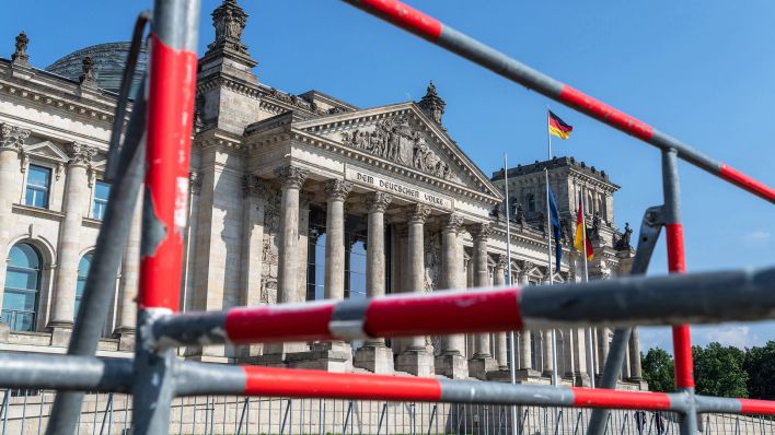 Symbolbild: Absperrgitter vor dem Reichstagsgebäude in Berlin. (Quelle: dpa/D. Kalker)