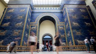 Das Ischtar-Tor von Babylon ist im Pergamonmuseum zu sehen. (Quelle: dpa/Christoph Soeder)