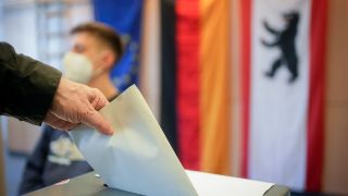 Ein Wähler gibt seinen Stimmzettel für die Bundestagswahl ab. (Quelle: dpa/Kay Nietfeld)