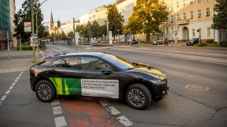 Ein Auto des Fahrdienstleiters Uber fährt im Prenzlauer Berlin. (Quelle: dpa/Carsten Koall)