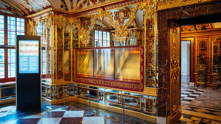 Die ausgeraubte Vitrine im Juwelenzimmer des Historischen Grünen Gewölbes im Residenzschloss in Dresden. (Quelle: dpa/Oliver Killig)