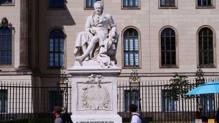 Ein Denkmal für Alexander von Humboldt steht vor der Humboldt-Universitaet zu Berlin. (Quelle: dpa/Wolfram Steinberg)