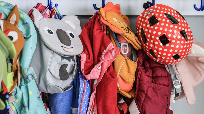 Garderobe und Taschen von Kindern hängen im Flur einer Kindertagesstätte. (Quelle: dpa/Oliver Berg)