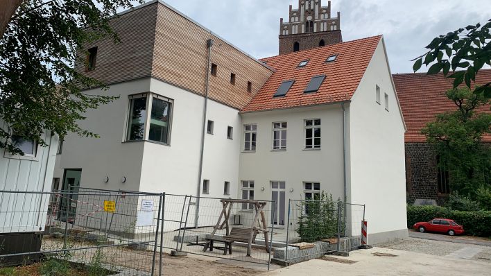 Bauen unter Denkmalschutz. Hofseite des sanierten denkmalgeschützten Schulgebäudes Kirchgasse 3, in Angermünde, mit neuem Treppenhaus und Fahrstuhl. (Quelle: rbb)