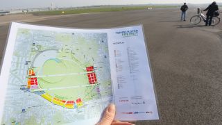 Archivbild: Ein Masterplan für die Bebauung des Tempelhofer Feldes ist am 02.04.2014 in Berlin auf dem Tempelhofer Feld zu sehen. (Quelle: dpa/S. Pilick)