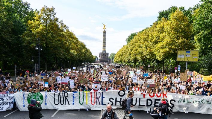 Archivbild: Demonstranten tragen auf der Straße des 17. Juni Transparente und Plakate. Die Bewegung Fridays for Future hatte zum globalen Klimastreik aufgerufen. (Quelle: dpa/C. Gateau)