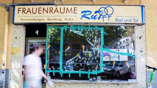Die beschädigte Fensterfront des Vereins «RuT - Rad und Tat - Offene Initiative Lesbischer Frauen» in Berlin-Neukölln. (Quelle: dpa/C. Soeder)