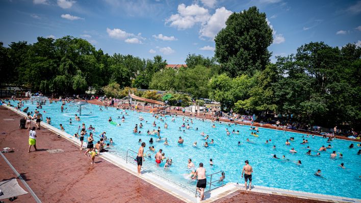 Archivbild: Viele Menschen verbringen den sommerlich warmen Tag im Sommerbad Kreuzberg - Prinzenbad. (Quelle: dpa/F. Sommer)