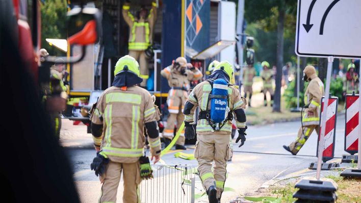 Feuerwehrmänner sind in kompletter Schutzkleidung auf dem Brunsbüttler Damm in Berlin-Staaken im Einsatz. An einer Baustelle ist eine Gasleitung beschädigt worden, aus der Gas ausströmt. Circa 300 Menschen wurden evakuiert, während den Schaden repariert wird. (Foto: dpa)