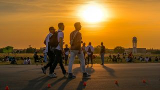 Symbolbild: Spaziergänger auf dem Tempelhofer Feld in Berlin Tempelhof, bei Sonnenuntergang. (Quelle: dpa/Schoening)