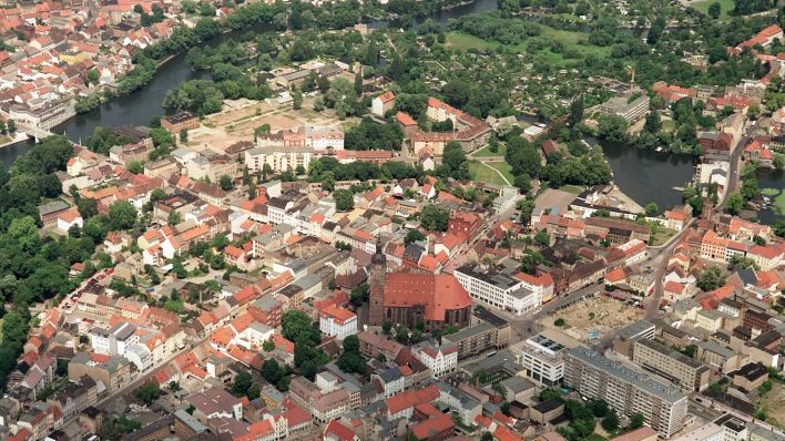 Archivbild: Das Luftbild zeigt das Stadtzentrum von Brandenburg an der Havel. (Quelle: dpa/E. Hartmann)