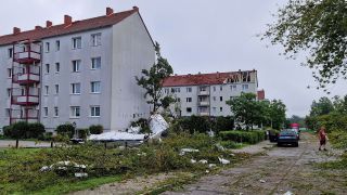 Archivbild: In einem Wohnviertel hat das nächtliche Unwetter starke Schäden verursacht und das Dach eines Wohnhauses teilweise zerstört. (Quelle: dpa/C. Dettlaff)