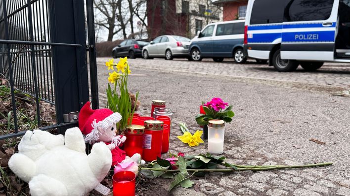 Archivbild: Unbekannte haben unweit des Bürgerparks in Pankow Plüschtiere, Kerzen und Blumen zum Gedenken an ein Kind abgelegt. Das fünf Jahre alte Mädchen wurde am gestrigen Abend schwer verletzt im Park gefunden. (Quelle: dpa/P. Zinken)