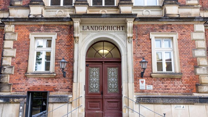 Archivbild: «Landgericht» steht über dem Eingang zum Gerichtsgebäude des Landgerichts Cottbus. (Quelle: dpa/F. Hammerschmidt)