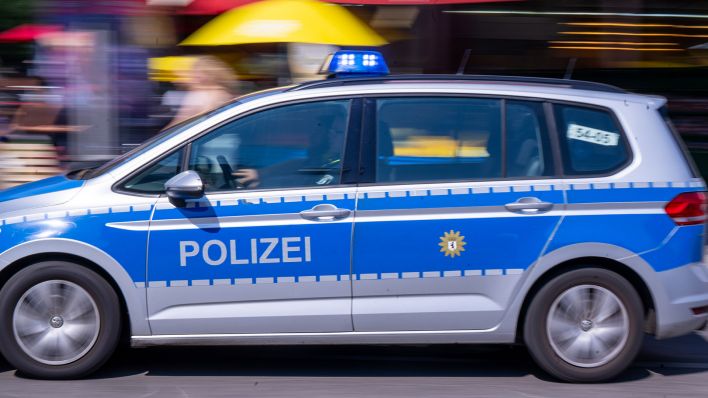 Symbolbild: Ein Polizeiauto fährt mit Blaulicht zum Einsatz. (Quelle: dpa/M. Skolimowska)