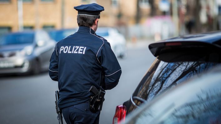 Polizeibeamter täuscht Kontrolle vor und raubt Autofahrer fast 60.000 Euro