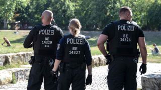 Archiv: Polizeibeamte sind im Görlitzer Park unterwegs. (Foto: dpa)