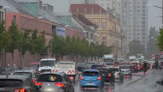 Archivbild: Autos stehen in beiden Richtungen auf den vier Fahrspuren der Breiten Straße bei starkem Regen im Stau. (Quelle: dpa/S. Stache)