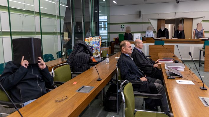 Archivbild: Die Angeklagten sitzen im Gerichtssaal des Kriminalgerichts Moabit hinter ihrern Anwälten und verdecken ihre Gesichter. Hier begann der Prozess gegen insgesamt fünf Männer. (Quelle: dpa/C. Ender)