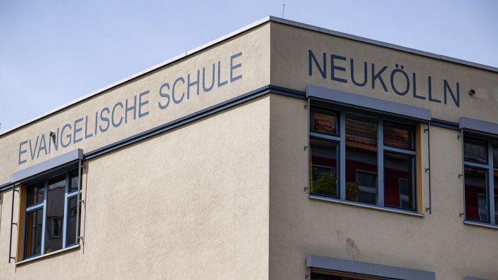 Archivbild: Blick auf das Gebäude der Evangelischen Schule Neukölln. (Quelle: dpa/H. Albert)