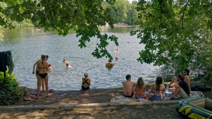 Menschen halten sich im Sommer am Halensee in Berlin auf. (Quelle: Jürgen Held/dpa)