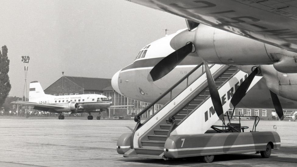Archivbild: Deutsche Demokratische Republik, Flugzeuge der Interflug und Bulgarian Air 1972, auf dem Vorfeld des Flughafen Berlin-Schoenefeld. (Quelle: dpa/Sorge)