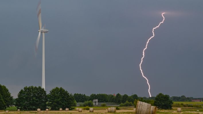 Ein Blitz schlägt bei Jacobsdorf im Osten Brandenburgs in einem Feld ein (Bild: dpa-news/Patrick Pleul)