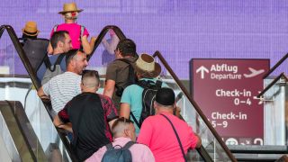Reisende im Flughafen BER während der Sommerferien (Bild: dpa-news/Soeren Stache)