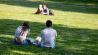 Menschen genießen am 10.08.2023 im Volkspark Friedrichshain ihre Freizeit in der Sonne. (Quelle: dpa-Bildfunk/Fabian Sommer)