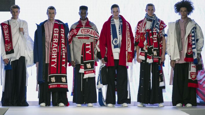 Fußball-Schals auf einer Modenschau (imago images)