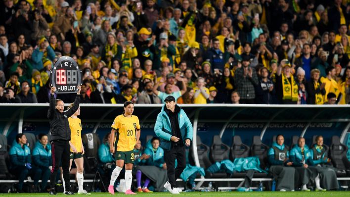 Die Australierin Sam Kerr steht zur Einwechslung bereit (Bild: IMAGO/Icon Sportswire)