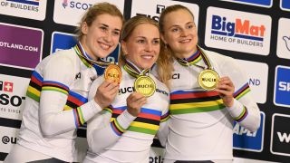 Das Cottbuser Bahnrad-Trio (von links) Pauline Grabosch, Emma Hinze und Lea Sophie Friedrich präsentieren stolz ihre Goldmedaillen im Teamsprint bei der WM in Glasgow (imago images/Sirotti)