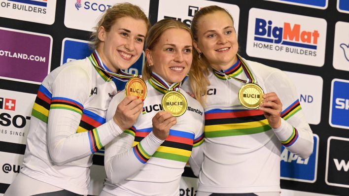 Das Cottbuser Bahnrad-Trio (von links) Pauline Grabosch, Emma Hinze und Lea Sophie Friedrich präsentieren stolz ihre Goldmedaillen im Teamsprint bei der WM in Glasgow (imago images/Sirotti)